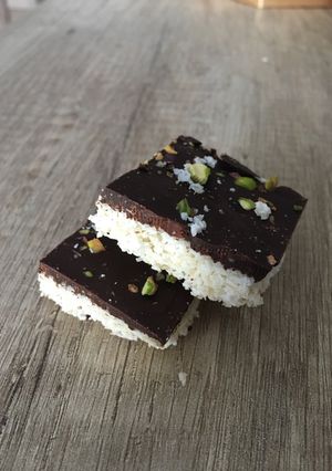 Una foto de Coco & chocolate raw bars 🥥🍫