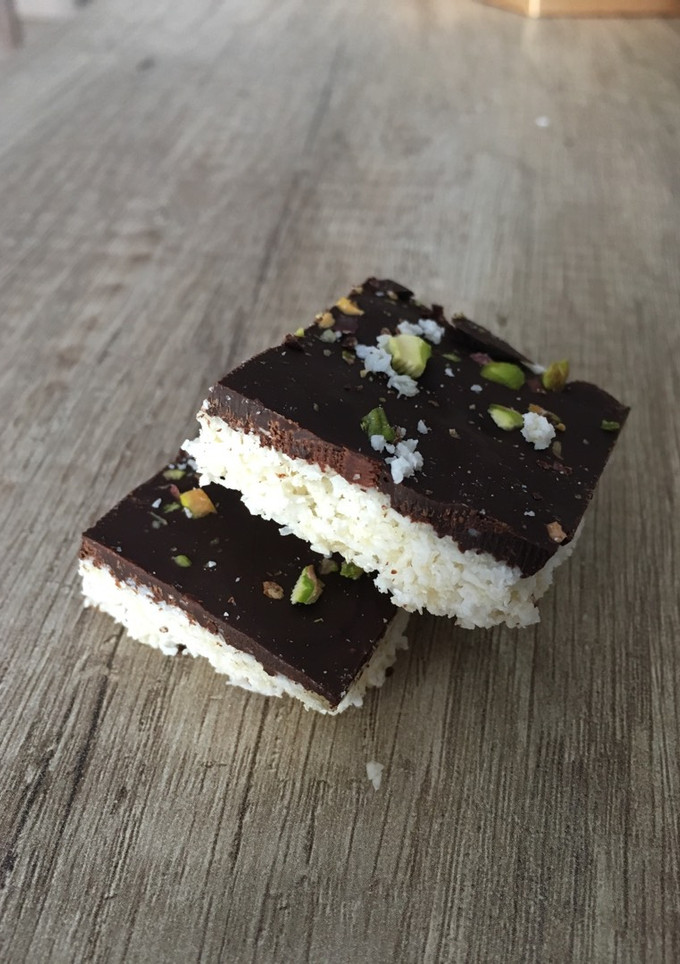 Una foto de Coco & chocolate raw bars 🥥🍫
