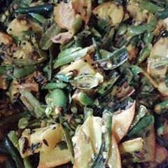 A picture of Chilli and kamrakh pickle.