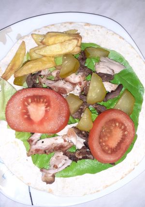 O poză a rețetei Shaorma pui, porc și pastramă de oaie.