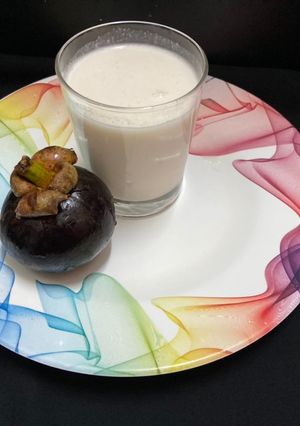 A picture of Mangosteen smoothie with coconut milk.
