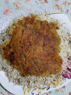 عکسی از دستور تهدیگ با نان محلی (نان تیری یا نان نازک)