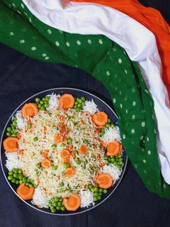 थ्री इन्ग्रेडियंट तिरंगा पुलाव (tiranga pulav recipe in marathi) रेसिपी चे मुख्य फोटो