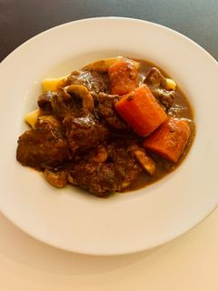 Marhalábszár ragu pirított gnocchival recept fotója