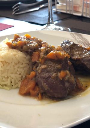 Una foto de Carrillera de cerdo estofada con arroz