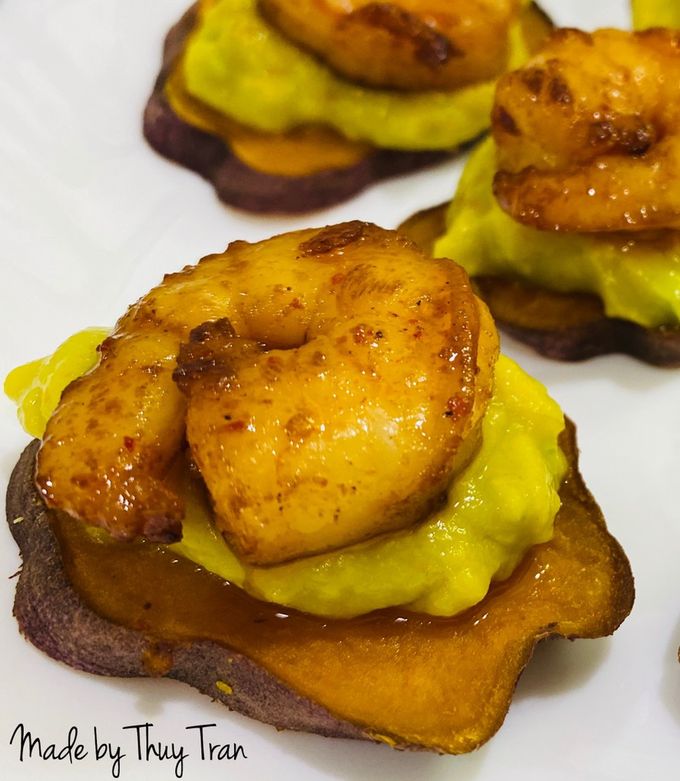 Hình của món Finger Food 👌6: Khoai lang mật + sốt trái bơ + tôm áp chảo“Món bốc tay mới đúng điệu”Rau củ nướng.