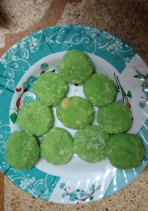 नारियल के लड्डू (nariyal ke ladoo recipe in Hindi) रेसिपी मुख्य फोटो