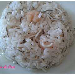 Una foto de Arroz blanco con gulas y gambas