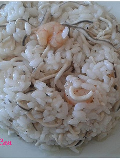 Una foto de Arroz blanco con gulas y gambas