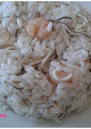 Una foto de Arroz blanco con gulas y gambas