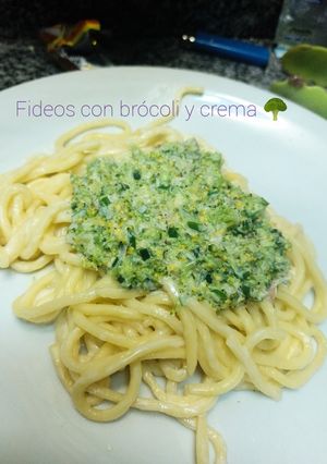 Una foto de FIDEOS CON BRÓCOLI Y CREMA 🥦