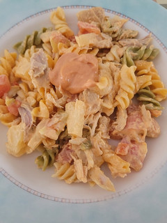 Una foto de Ensalada de pasta de verano de aprovechamiento. RICA RICA