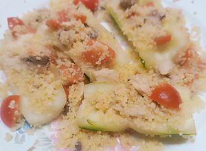 Foto di Barchette di cetrioli con cous cous sgombro e pomodorini