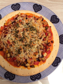 Una foto de Pizza de verduras y pavo