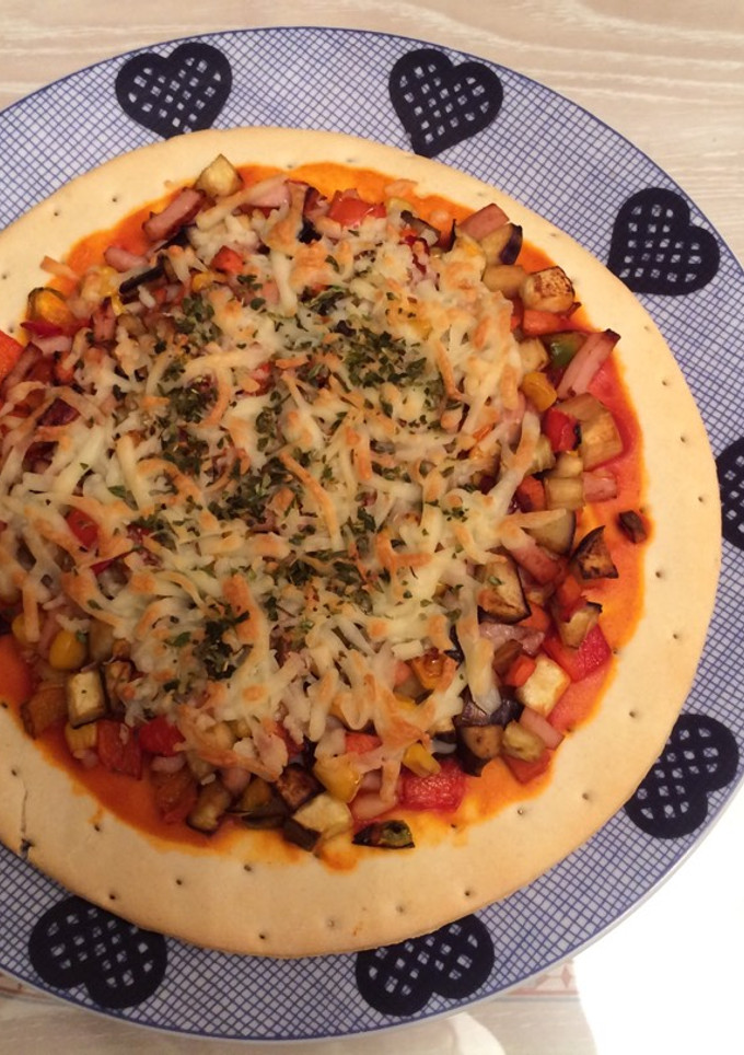 Una foto de Pizza de verduras y pavo
