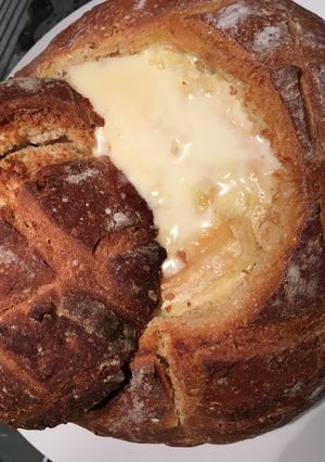 Une photo de Fondue au Reblochon dans une Miche