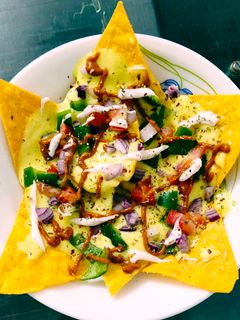 નાચોઝ વીથ ચીઝ સોસ veg nachos with cheese Sauce recipe in gujarati ) રેસીપી મુખ્ય ફોટો