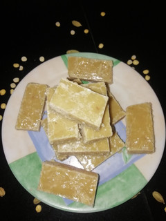 பொட்டுக்கடலை மாவு பர்ஃபி(pottukadalai maavu barfi recipe in tamil) செய்முறை முக்கிய புகைப்படம்
