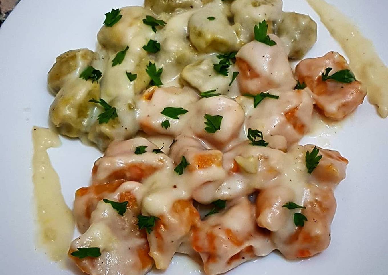 Ñoquis de batata y zanahoria con salsa bechamel