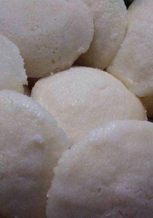 सूजी इडली (Suji idli recipe in hindi) रेसिपी मुख्य फोटो