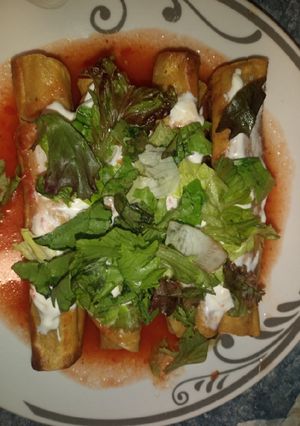 Una foto de Taquitos de pollo ahogados en caldillo