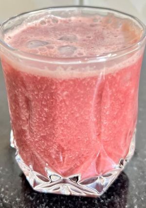A picture of Pomegranate Plum & Mint Juice.