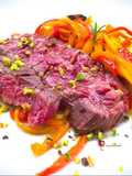 Tagliata di diaframma all'olio di rosmarino con mini peperoni