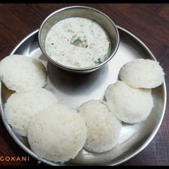 A picture of Vrat Vali Idli with Coconut Curry leaves Chutney.