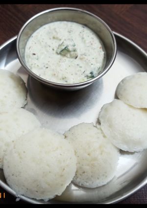 A picture of Vrat Vali Idli with Coconut Curry leaves Chutney.