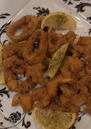 Una foto de Rabas y camarones fritos 🤤🥰
