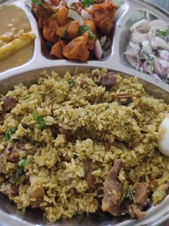 மாட்டுப் பொங்கல் ஸ்பெஷல் தவா தம் மட்டன் பிரியாணி வித்தவுட் ஆயில் சிக்கன் 65 தால்சா ஆனியன் ரைத்தா செய்முறை முக்கிய புகைப்படம்