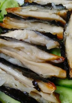 Hình của món Nấm đùi gà cuộn rong biển.