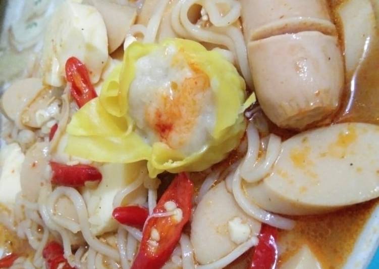 Resep Mie Eggtofu Sosis Asam Pedas dengan Jamur Enoki, Enak Banget