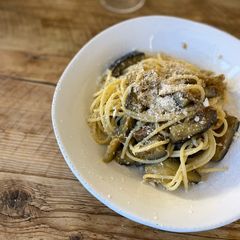 A picture of 🍝 Aubergine in spaghetti aglio olio e peperoncino.