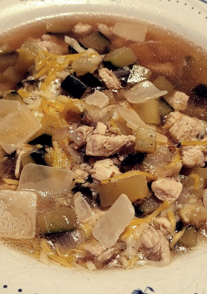 Una foto de Sopa de Calabacín, Cebolla y Pollo