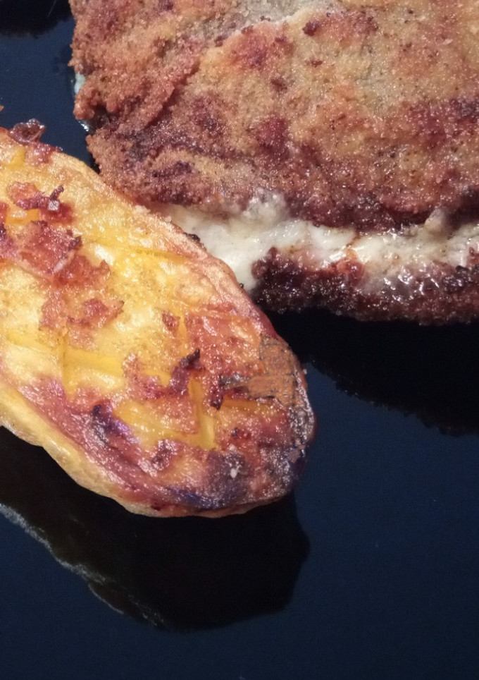 Una foto de Cachopo Relleno de Lacón y Mozzarella con Patatas Asadas