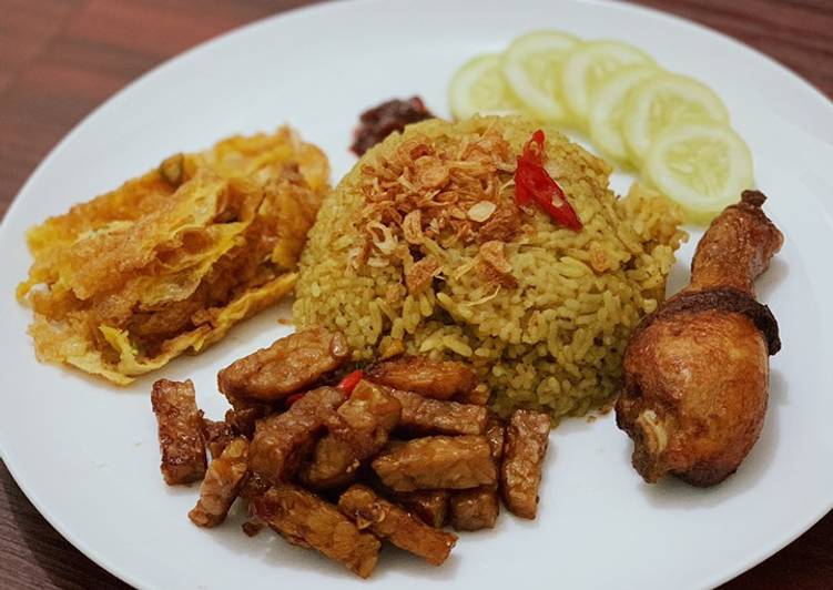 Nasi Kuning Pulen (Cooked with Rice Cooker)