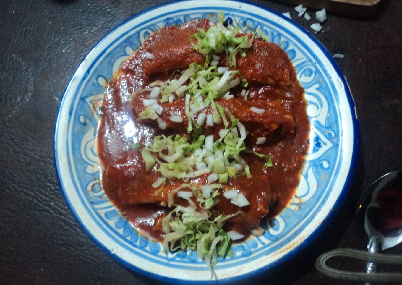 Enchiladas con salsa de cacahuate rellenas de puré de camote veganas