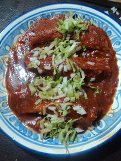 Una foto de Enchiladas con salsa de cacahuate rellenas de puré de camote veganas