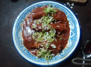Una foto de Enchiladas con salsa de cacahuate rellenas de puré de camote veganas