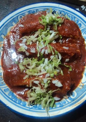 Una foto de Enchiladas con salsa de cacahuate rellenas de puré de camote veganas