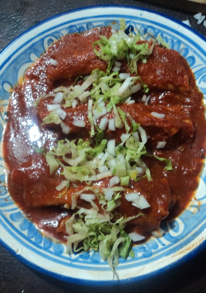 Una foto de Enchiladas con salsa de cacahuate rellenas de puré de camote veganas
