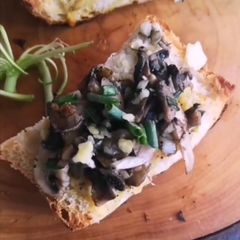 A picture of Garlic bread with Mushrooms.