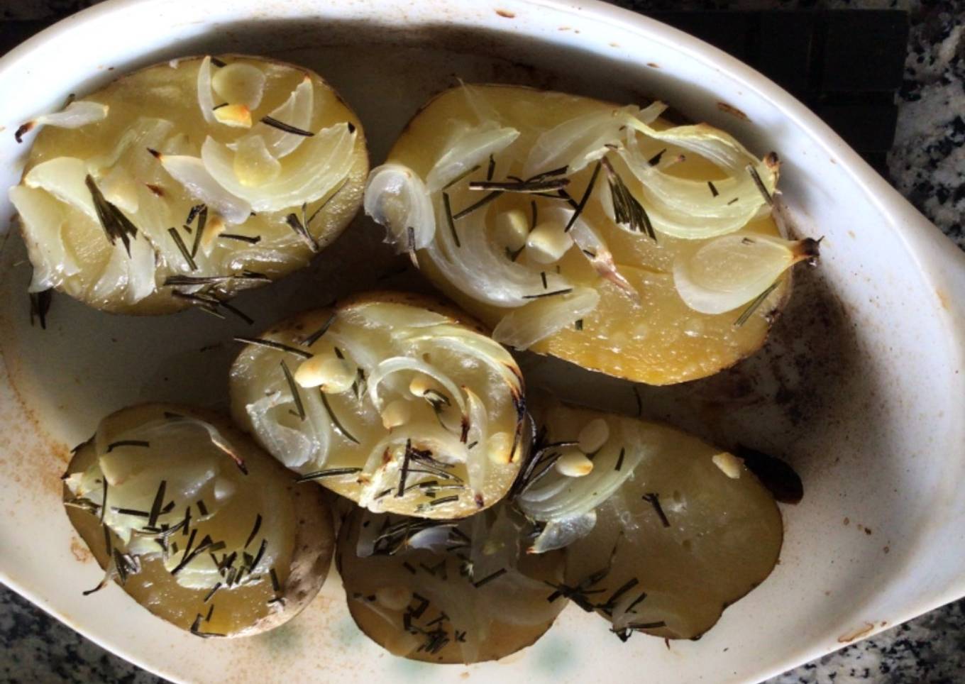 Papas asadas al horno con cebolla y romero