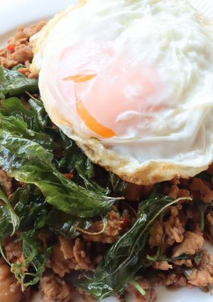 รูปของ กะเพรากรอบ_อกไก่_ไข่ดาว🍃🍳