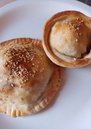 Una foto de Empanadas/mini tarta de hojas de remolacha y cebolla