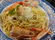 Una foto de pasta con cigalas