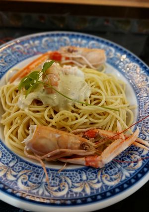 Una foto de Espaguetis con cigalas frescas y salsa marinera