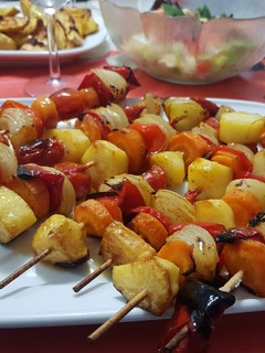 Una foto de Brochetas de patatas y verduras 🥕🍅
