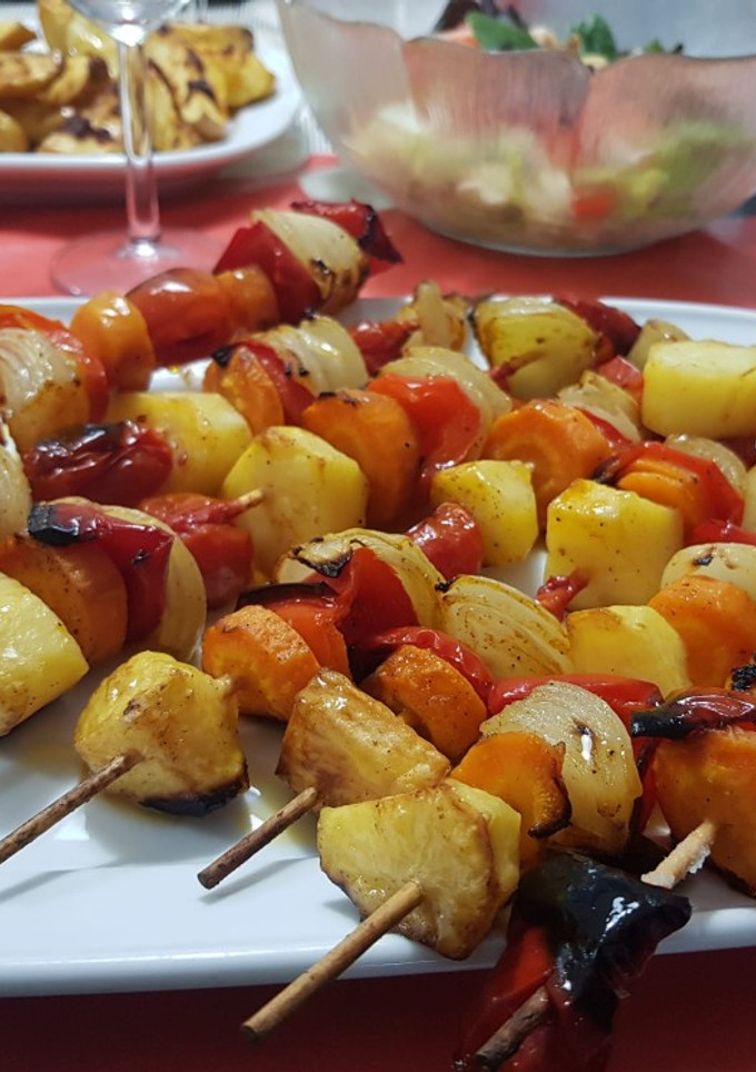 Una foto de Brochetas de patatas y verduras 🥕🍅